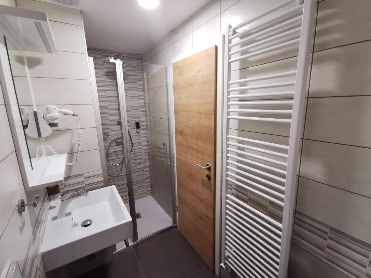 Gostilna S Prenocisci Pav Hotel Rakek Ngoại thất bức ảnh