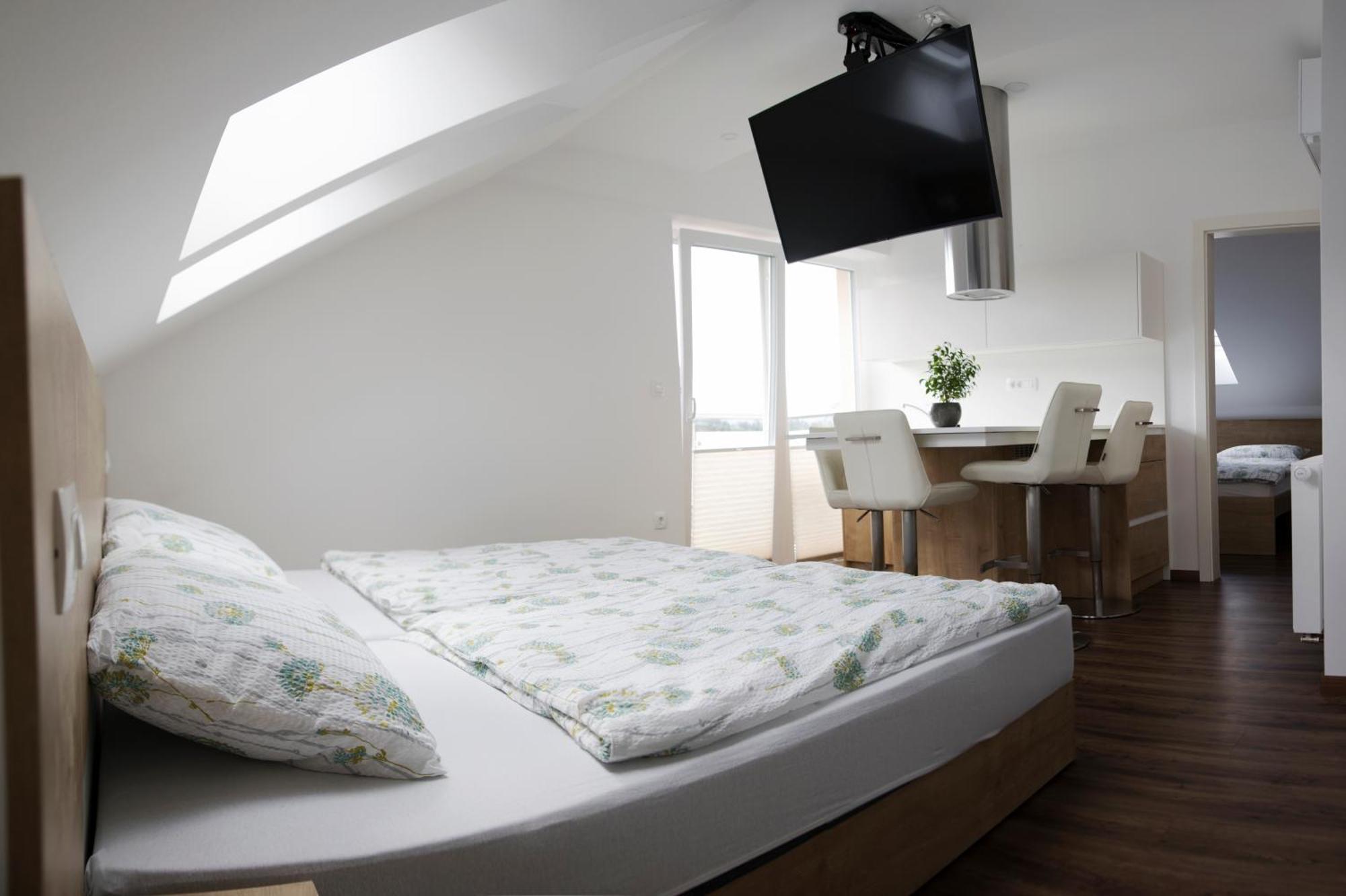 Gostilna S Prenocisci Pav Hotel Rakek Ngoại thất bức ảnh