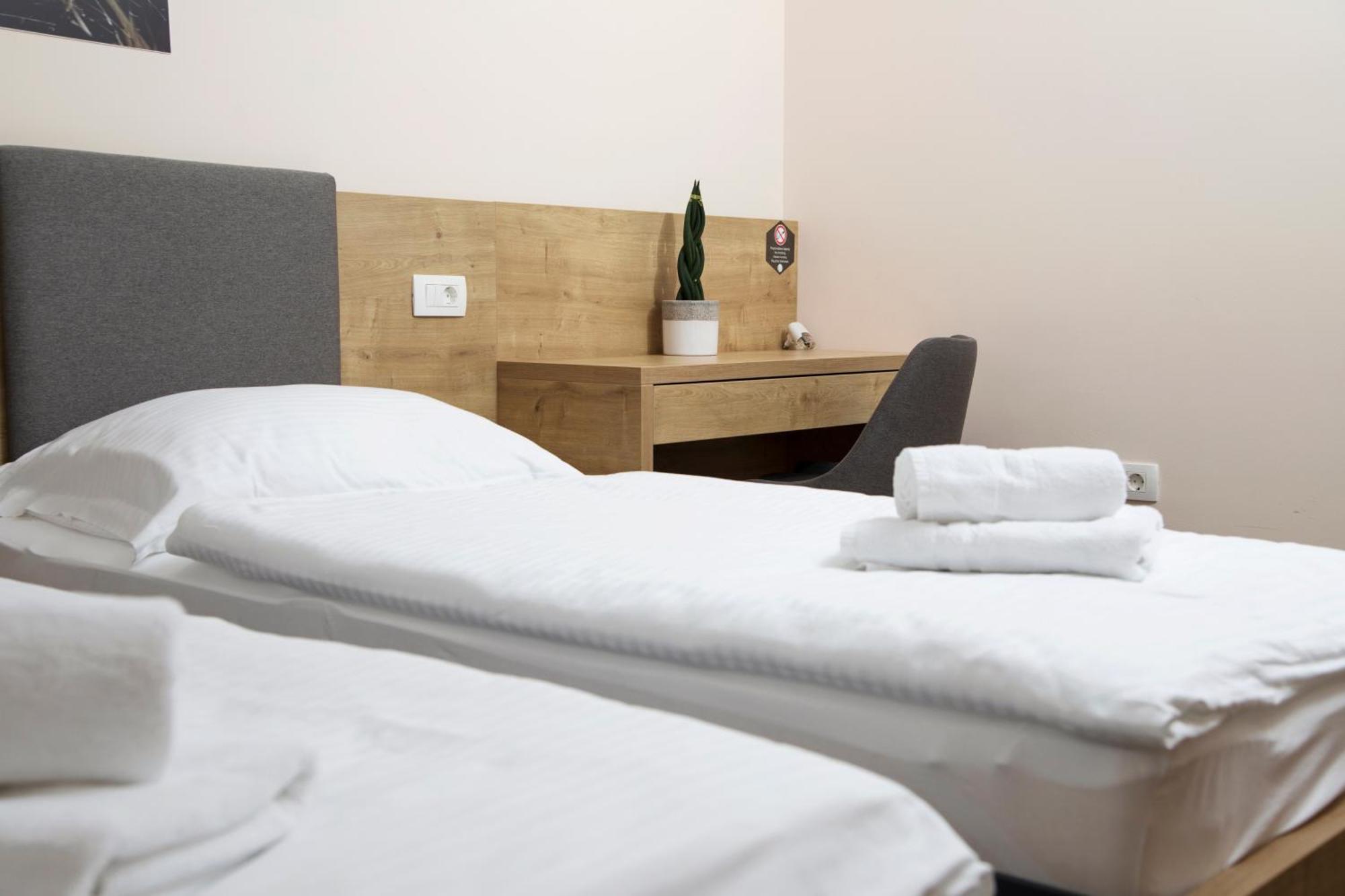 Gostilna S Prenocisci Pav Hotel Rakek Ngoại thất bức ảnh