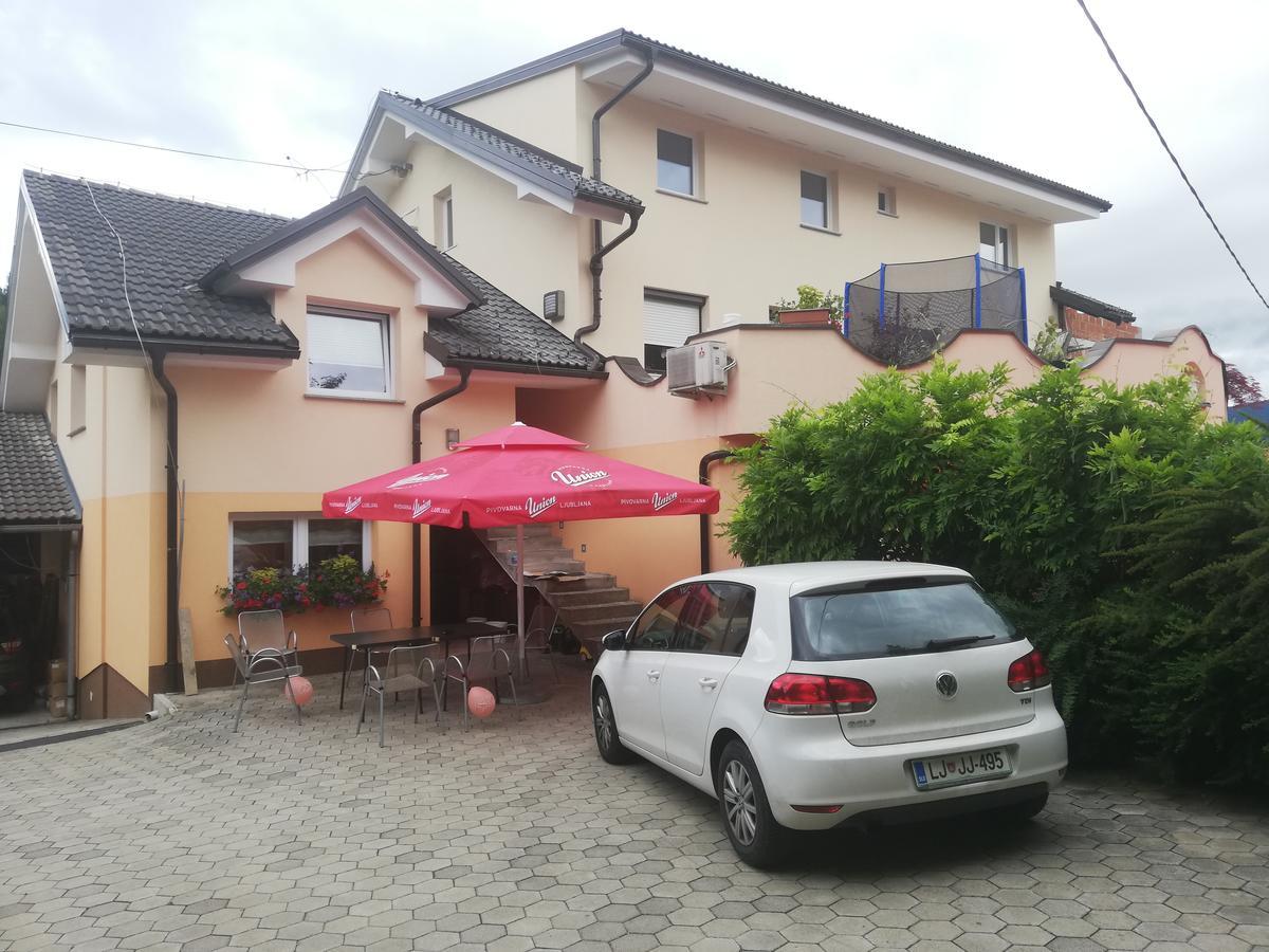 Gostilna S Prenocisci Pav Hotel Rakek Ngoại thất bức ảnh